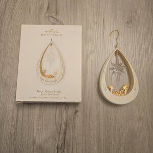 Celebrate the magic of the season with this charming Hallmark 2006 Keepsake Orna